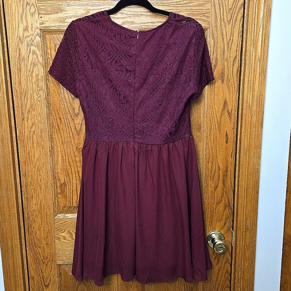 Alya Short Sleeve Burgundy Mini Cocktail Dress - Picture 3 of 3